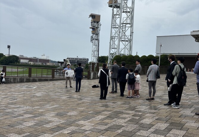Lining up for a photo with the winning saddlecloth.