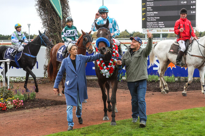 Alan Reeves & Sharon Robertson with Matscot. - Photo: Ajay Berry (RIS)