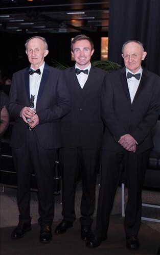 Robert Dennis (centre)