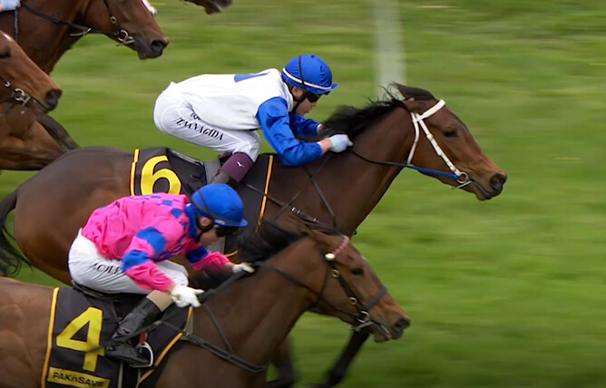 Tutta La Classe (white bridle) on her way to collecting another Pearl Series bonus