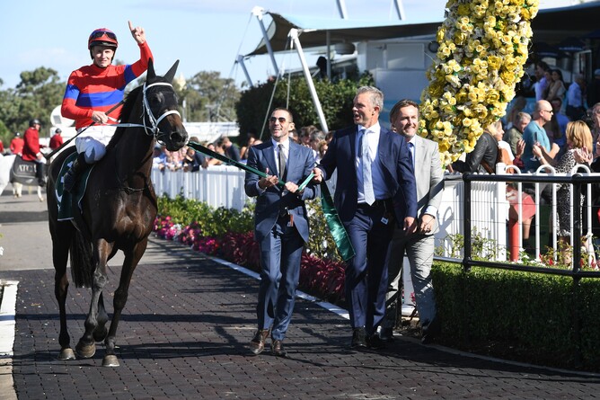 Mark Carter (centre) leads Verry Elleegant and James McDonald back to the winner’s stall after the Vinery Sud Stakes.