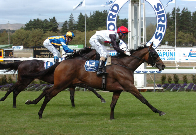 Valpolicella during her racing days - Race Images Palmerston North
