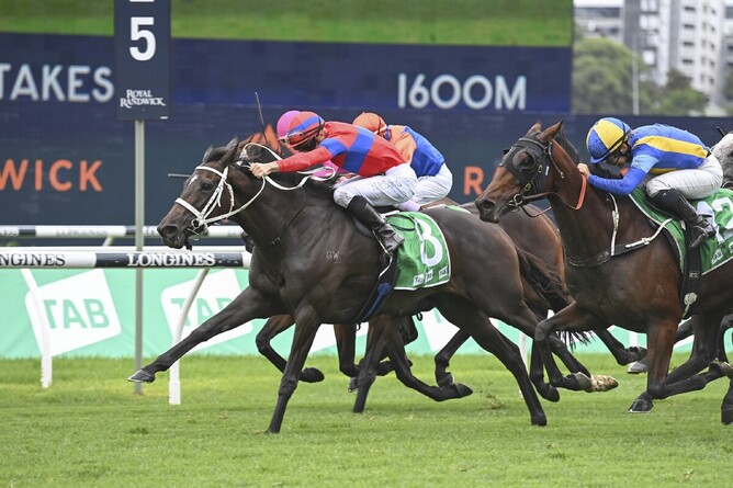 Verry Elleegant stretches her neck to defeat She’s Ideel in the Gr.1 Chipping Norton Stakes (1600m) at Randwick. Photo Credit: Bradleyphotos.com.au