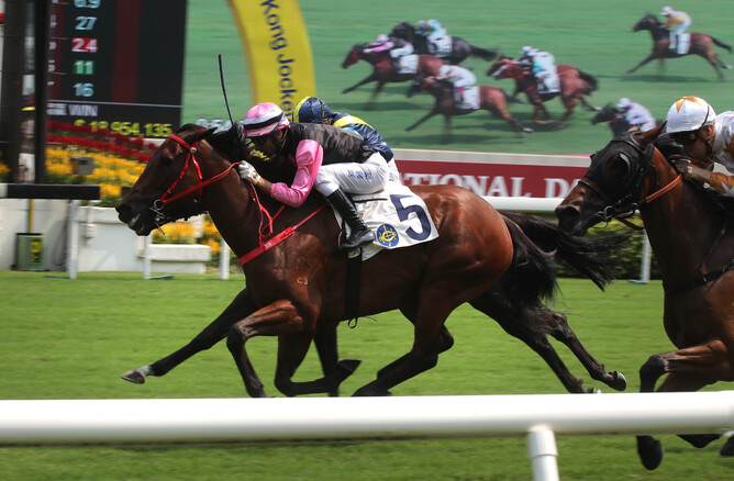 Full Of Beauty (No. 5) takes the G3 National Day Cup (1000m) under jockey Joao Moreira. - HKJC