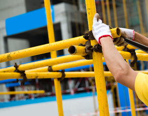 What are the benefits of choosing the right commercial scaffolding?