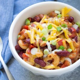 Slow cooker vegetarian chilli mac & cheese