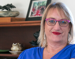 How do women make a difference in the financial and business world?