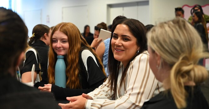 Table Speaker Moetuturi Ormsby from Central Kids Early Education chatting with local high school students