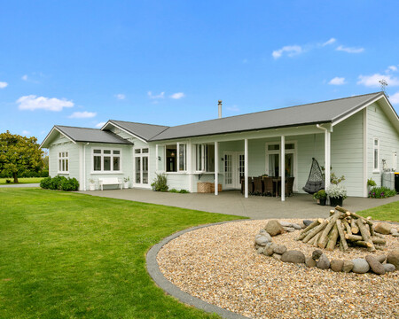 Exterior images of Oakshott Road, renovated home by Whitechurch Construction, Waikato residential builders.