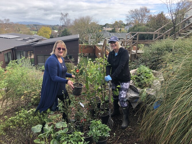 Robyn at Garden Control and Carey, the Garden Festival Project Lead, working together to get my garden as stunning as possible
